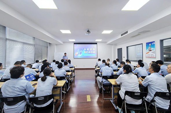 镇江默勒举办反诈宣传-01.jpg